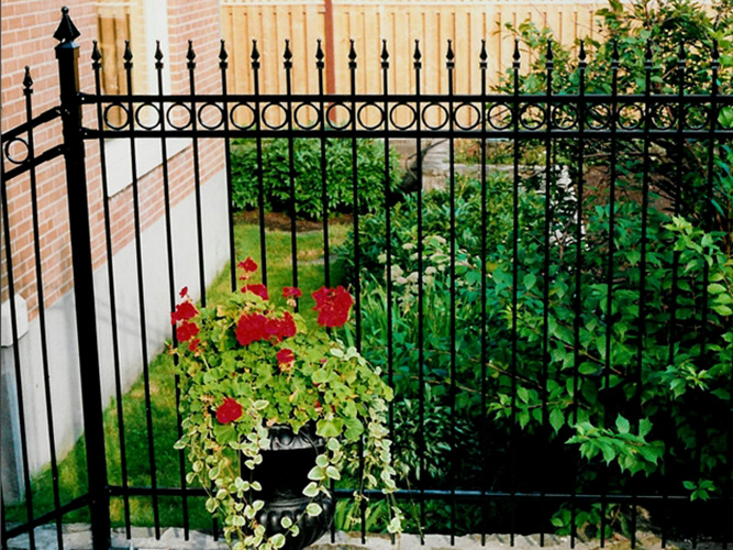 Clôtures pour façades, contours, piscines et jardins